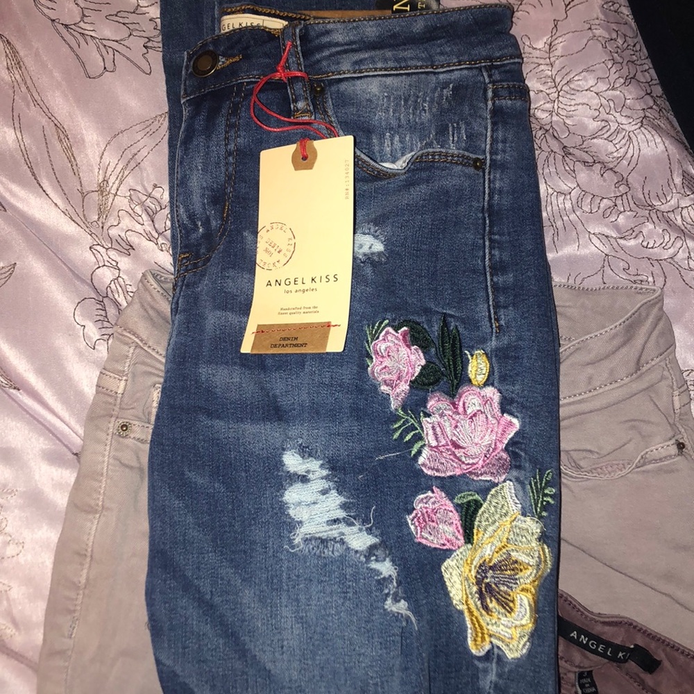 Ankle Skinny size 3 Embroidered and ripped Jeans